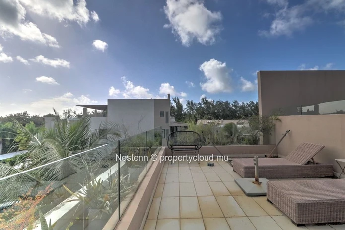Modern and well-designed 3-bedroom penthouse a few minutes walk from the beach