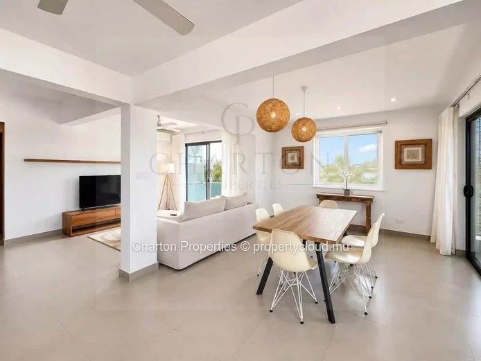Two-bedroom apartment with shared pool near Peyrebère beaches