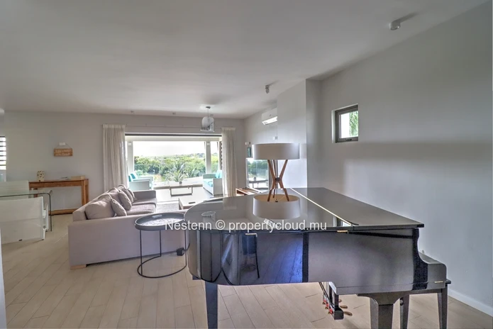 4-bed penthouse with sea view in a sought-after region. 