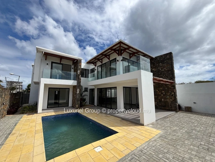 Contemporary 4-Bedroom Villa with Spacious Living Area and Pool