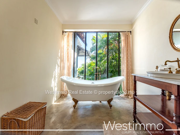 Villa de style colonial avec vue mer à vendre à Tamarin