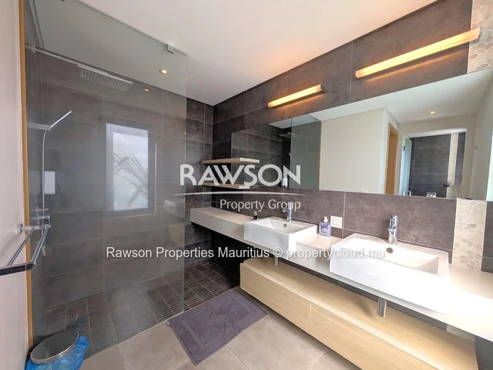 Magnifique Penthouse 3 Chambres En-Suit | Piscine De Style Lagon | Mont Choisy | € 720,000