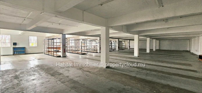 To rent : Large unfurnished open-space office of 464 m² in Port Louis