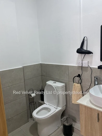 Appartement de 2 chambres au rez-de-chaussée à louer – Flic en Flac | Jardin | Rs 43,000