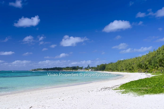 Villa en face de la plage à louer à Belle Mare, 279m², 4 chambres, piscine privée, vue mer, Rs 95 000.
