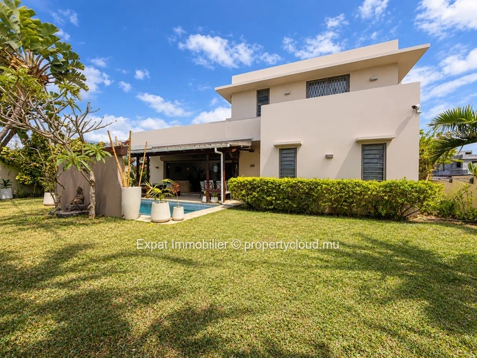 Stunning Renovated 3-Bedroom Ensuite Villa with Private Pool – Pereybere