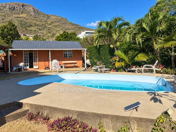 À vendre à Tamarin, Île Maurice : villa avec piscine sur 2 068 m² et vue dégagée sur Le Morne et l’océan