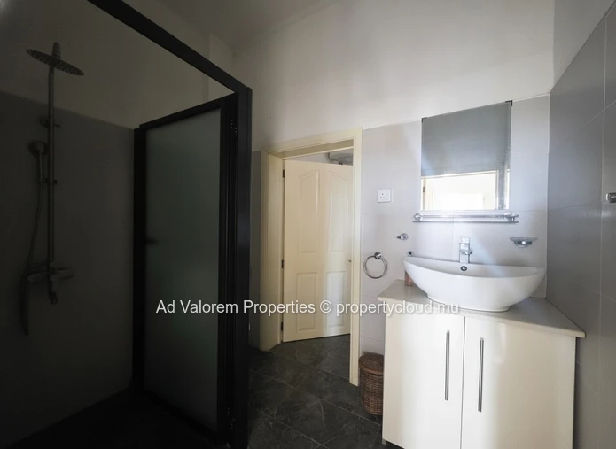 À VENDRE : Superbe appartement de 2 chambres à Kensington Heights, Quatre Bornes! (Mandat exclusif)