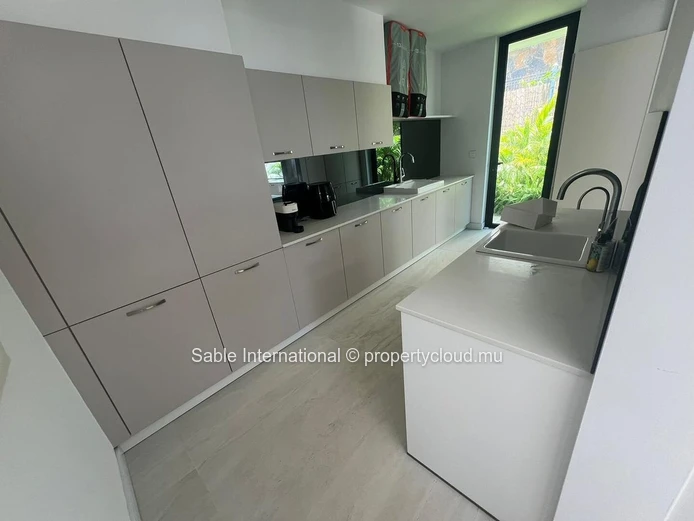 Luxurious RES Villa in Roches Noires with Private Pool, Sea View, and Tennis Court 