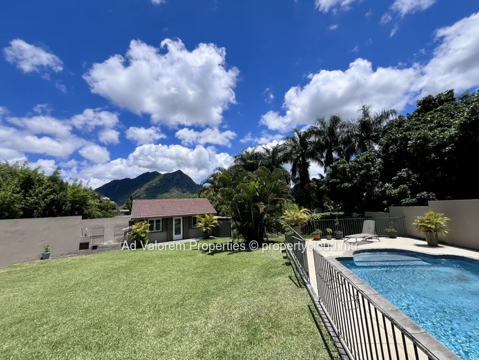 À vendre – Maison familiale avec piscine et écrin de verdure à Moka