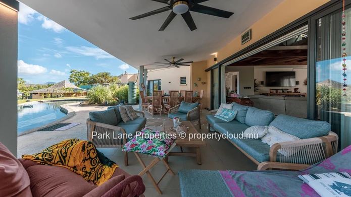 Charmante maison familiale au pied de la montagne avec un jardin tropical luxuriant et des vues spectaculaires