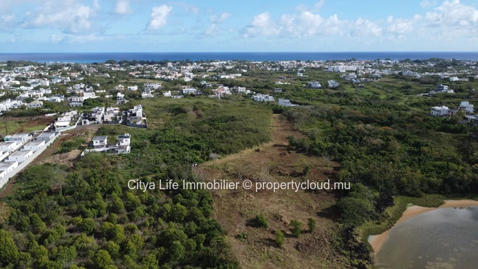 Terrain résidentiel de 5 951 m² à vendre à Péreybère