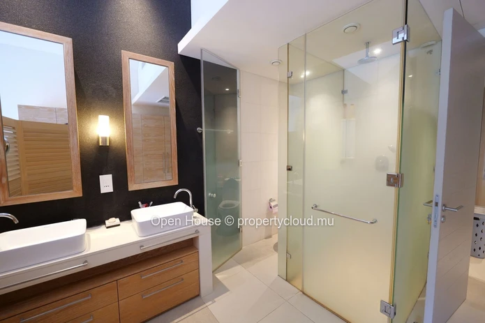 Duplex 3 chambres avec piscine privée à vendre à Rivière Noire