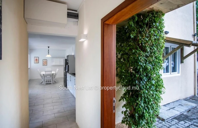 Contemporary 2-Bedroom West Coast Apartment with Panoramic Mountain Views