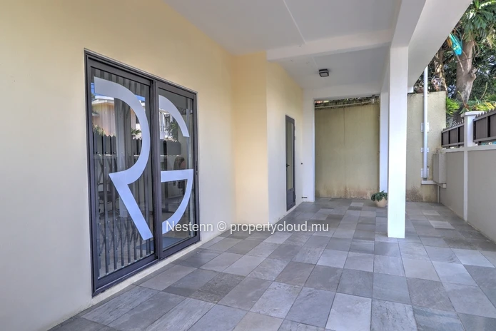Mixed-use building of 490 m² 
