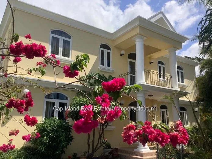 À Vendre – Villa Spacieuse avec Cottage Privé à Péreybère