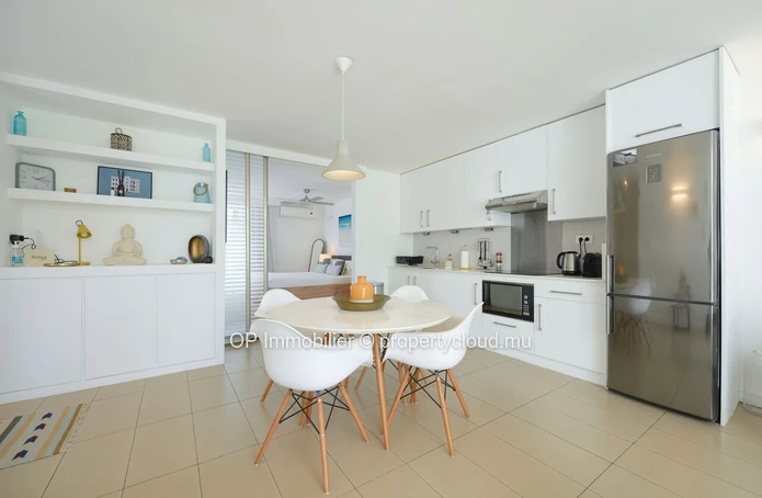 Appart R+2 à vendre à Mon Choisy, 64m², piscine commune, vue mer, meublé, cuisine équipée, proche commodités. 269 000€.