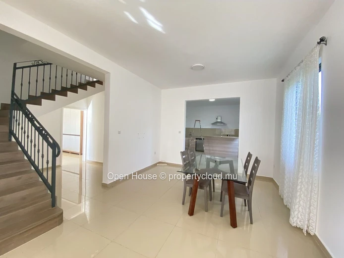 Villa meublée 3 chambres avec piscine à louer à Péreybère