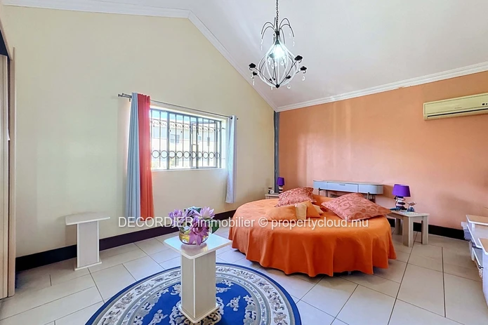 Grande maison individuelle avec piscine et jardin arborée