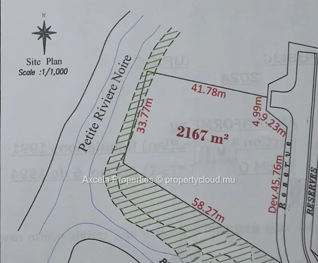 Terrain Résidentiel de 2167 m² à Rivière Noire, Opportunité à Saisir !