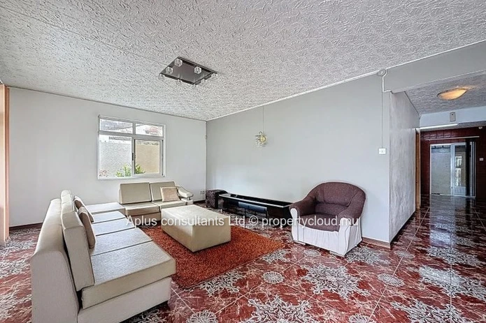 Maison meublée de 4 chambres à Rose Hill — Carrelages rétro, balcon et parking