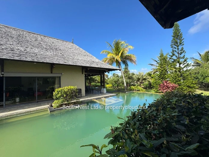 Exceptional villa in the heart of a private estate