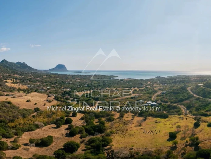 Villa d’Exception de 4 Chambres avec Vues Panoramiques sur les Montagnes et la Mer