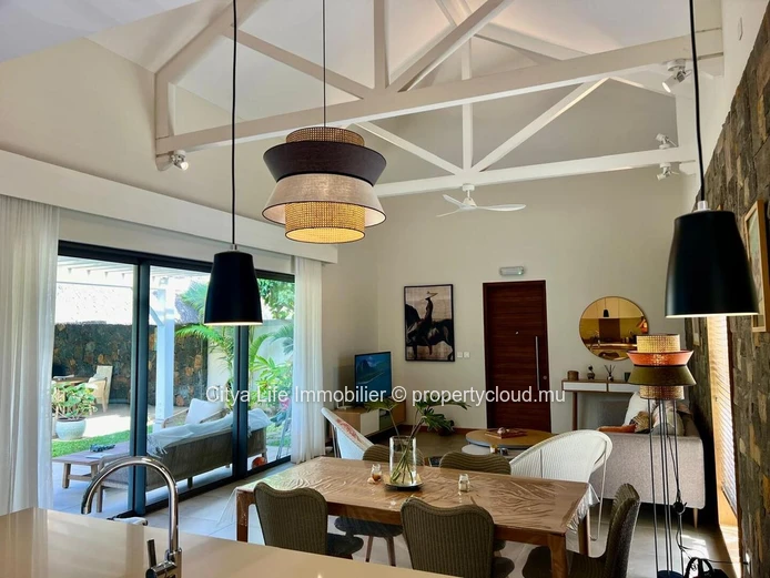 Villa PDS à vendre à Grand Baie, 147m², terrain 500m², 3 chambres, piscine privée. Prix : 850 000 €.