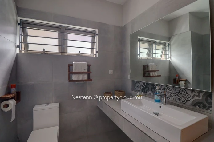 Magnifique villa de plain-pied fraîchement livrée avec piscine privée, dans un quartier résidentiel et paisible