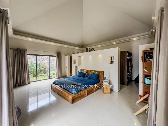 Luxurious architect-designed villa, 5 bedrooms, 2 Master suites, 4 bathrooms, 20m swimming pool, double garage.