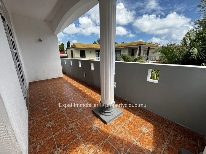 2-Bedroom Apartment With Terrace & Garden Access – Just Steps From Bain Boeuf Beach