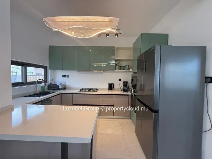 Elegant 4-Bedroom Ensuite Villa with Pool & Rooftop