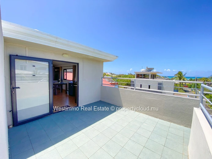 Long-term rental: Furnished studio with terrace and sea view for rent in Grand Gaube, Mauritius.