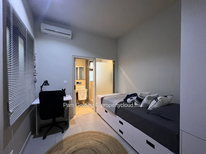 Appartement meublé de 3 chambres à La Balise Marina, Rivière Noire – Accès direct à l’océan et vues sur les montagnes
