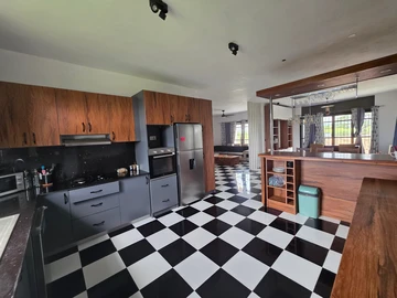 6 Bedroom Villa