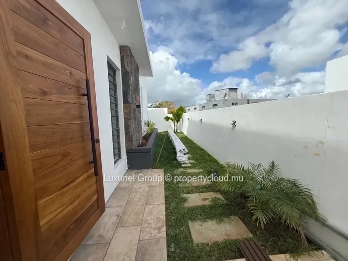 Elegant 4-Bedroom Ensuite Villa with Pool & Rooftop