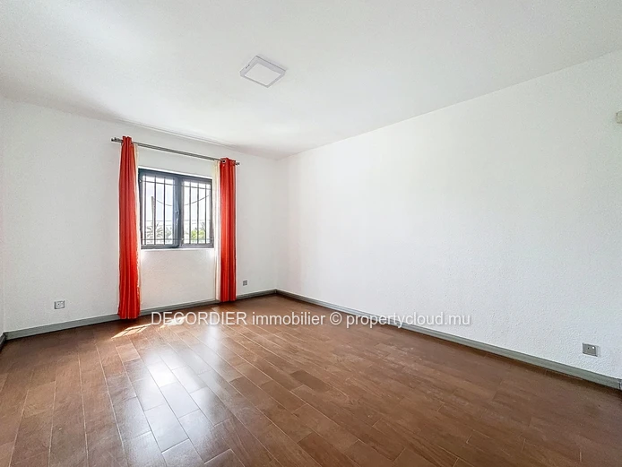 Unique opportunity: house with apartments, studio and sea view!
