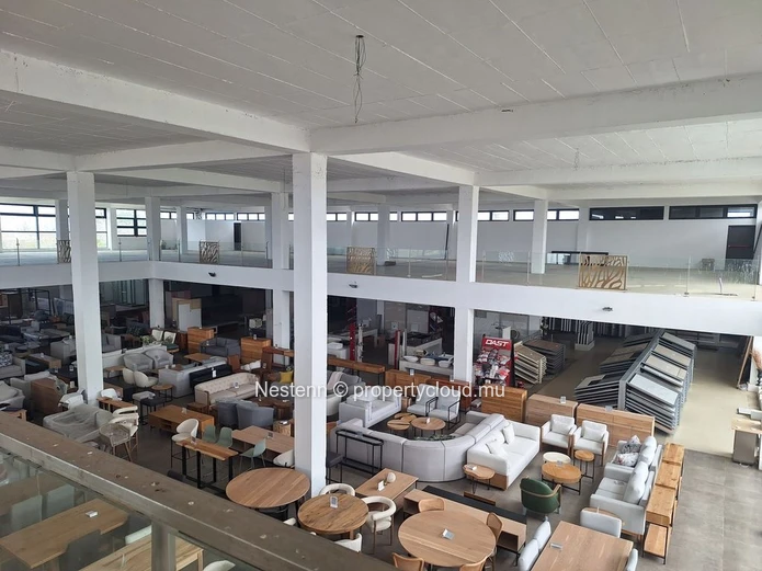 Warehouse of 1,350 m² to 2,700 m² with highway access