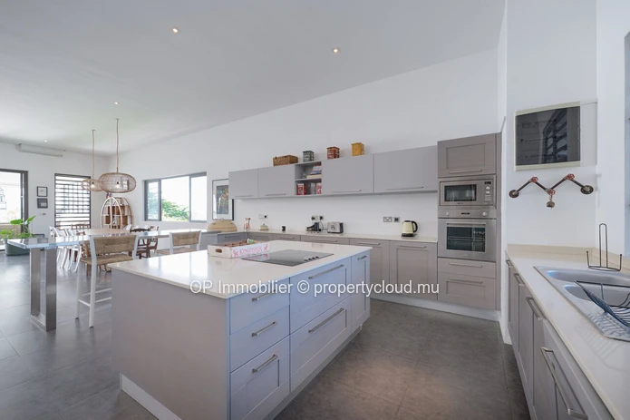 Penthouse meublé de 320 m² à louer à Péreybère avec piscine