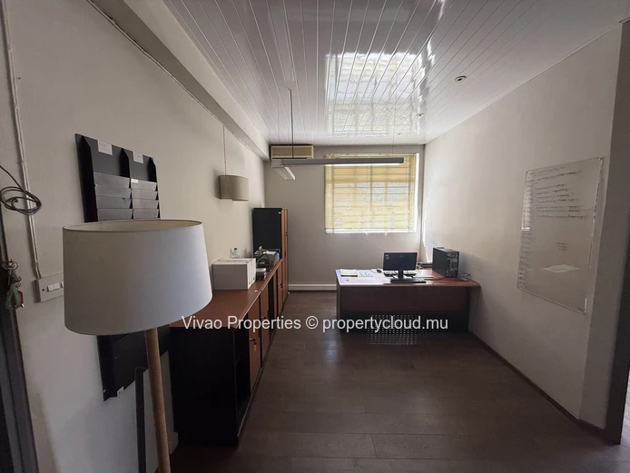Bâtiment industriel de 1670m² à vendre à Phoenix avec un terrain de 4560m² - Rs 100m