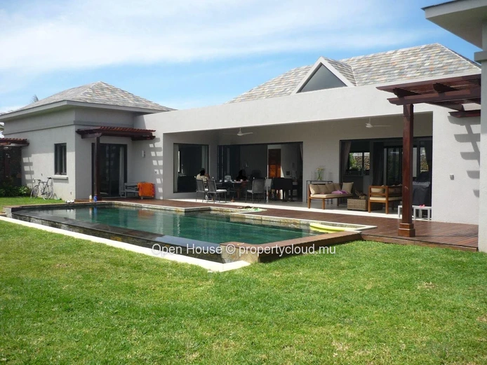 Villa de grand standing d'architecte, 5 chambres, 2 Masters, 4 SDB, piscine 20m, double garage.
