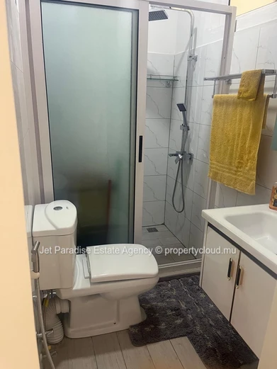 Appartement Meublé 3 Chambres avec Terrasse et Piscine - 2 minutes à  pieds de la plage. 