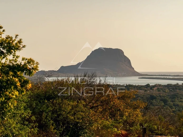 Villa d’Exception de 4 Chambres avec Vues Panoramiques sur les Montagnes et la Mer