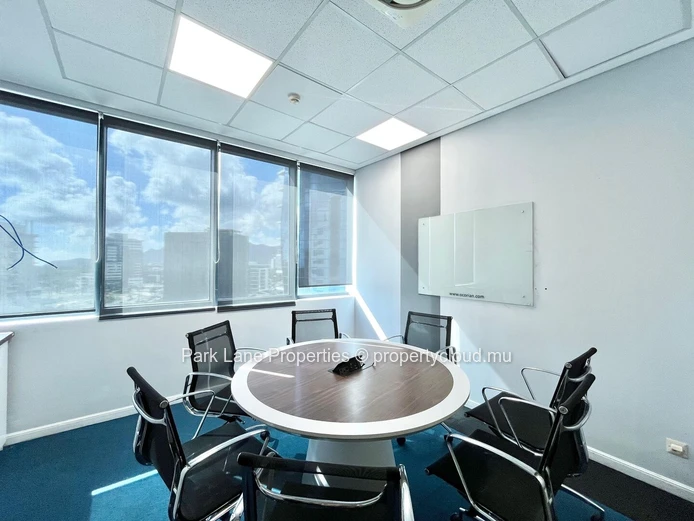 Bureau meublé de 998 m² prêt à être occupé à Ebene