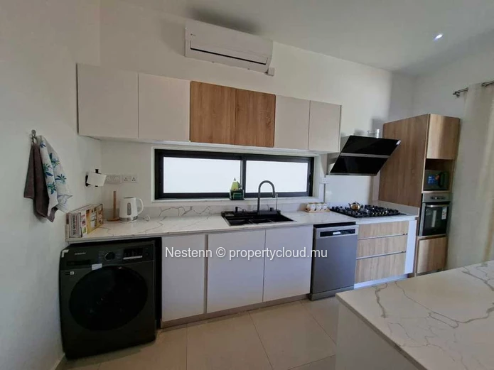 Modern 3 bedroom apartment with sea access.
