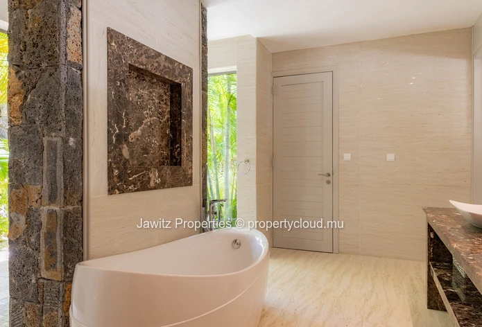 A Grand Sanctuary of Luxury: Expansive 5-Bedroom Villa with Stunning Views & Serene Privacy
