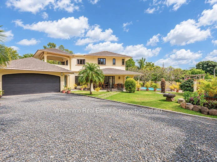 4-bedroom family villa with pool in Black River
