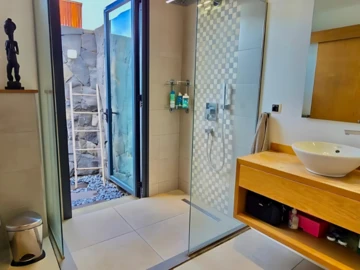 5 Bedroom Villa