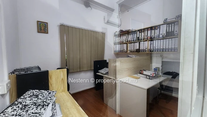 Spacious duplex office of 200 m² close to amenities