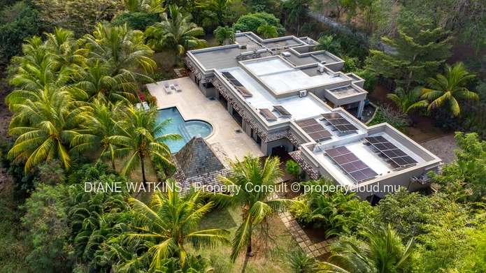Élégante villa IRS de 4 chambres entourée de luxuriants jardins tropicaux à vendre à Rivière Noire